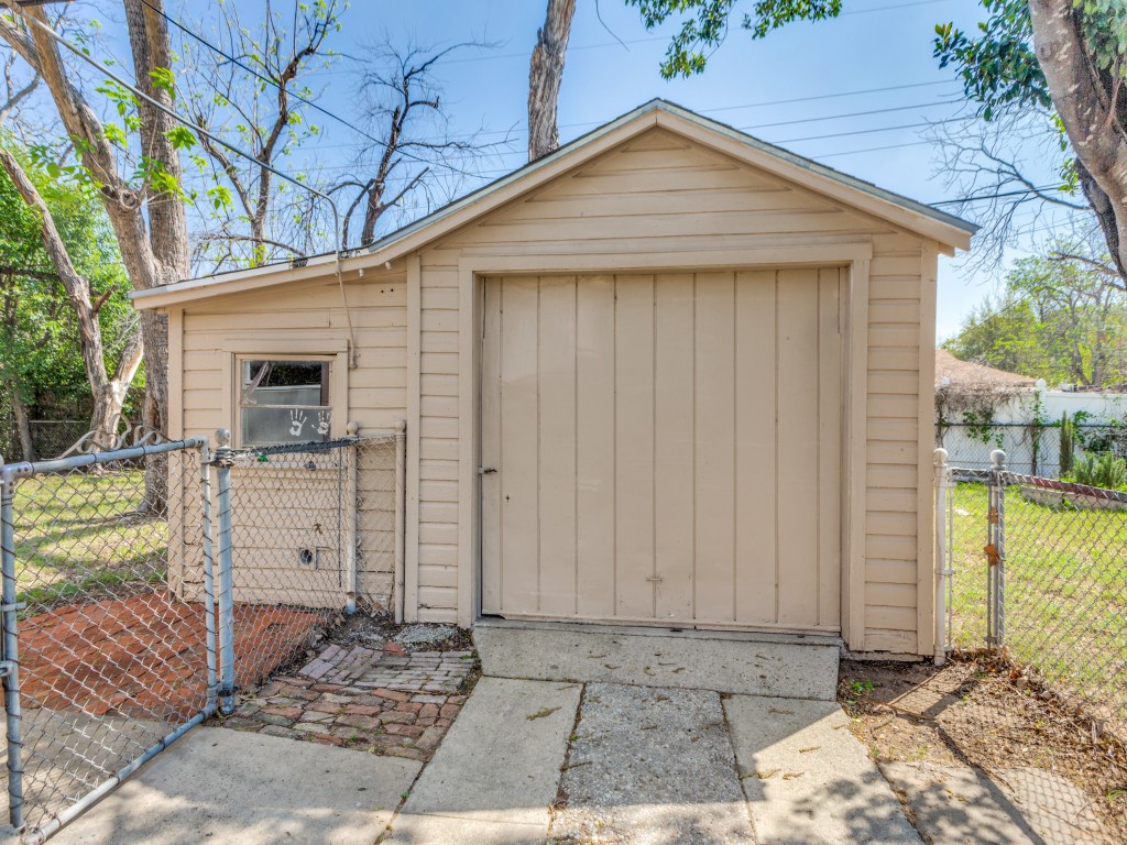 5433 Thomas Lane River Oaks TX 76114