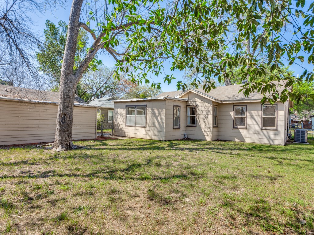 5433 Thomas Lane River Oaks TX 76114