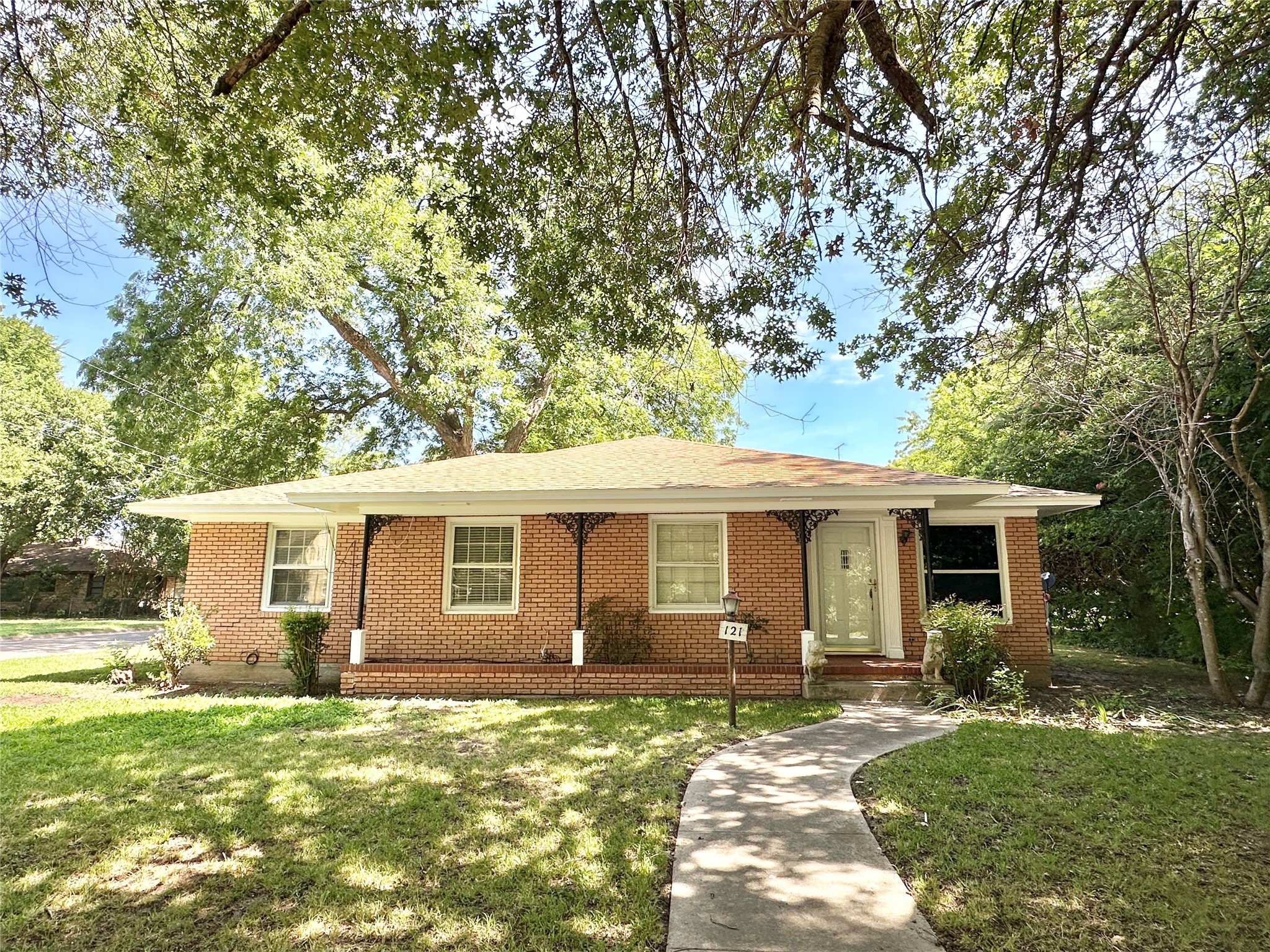 121 W Tennie Street Gainesville TX 76240