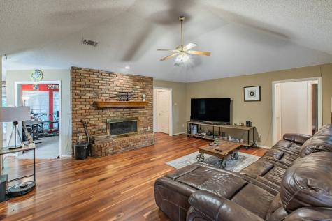 334 Meadowcreek Drive Duncanville TX 75137