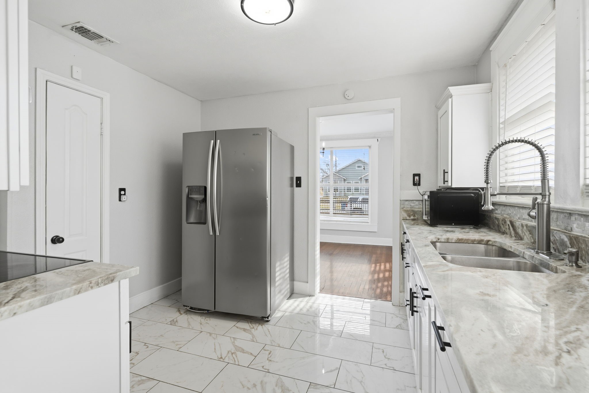 2703 Gladstone Drive Dallas TX 75211
