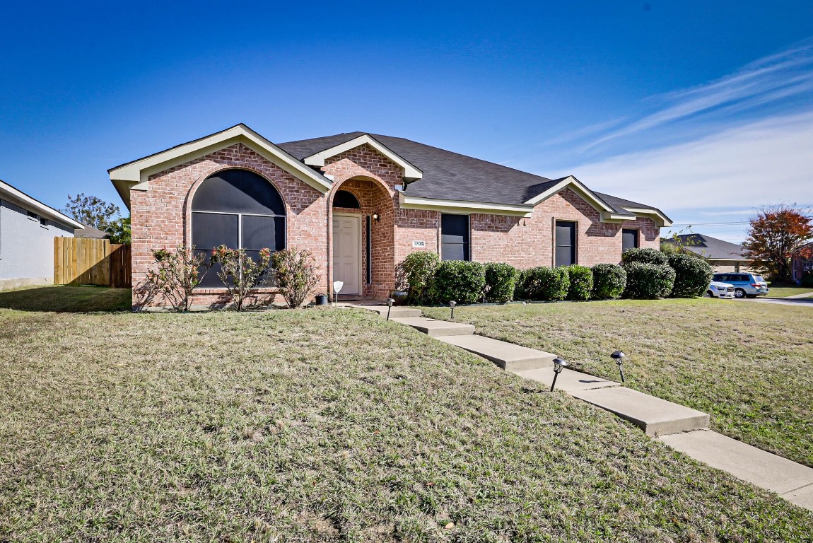 1706 Country Crest Lane Mansfield TX 76063