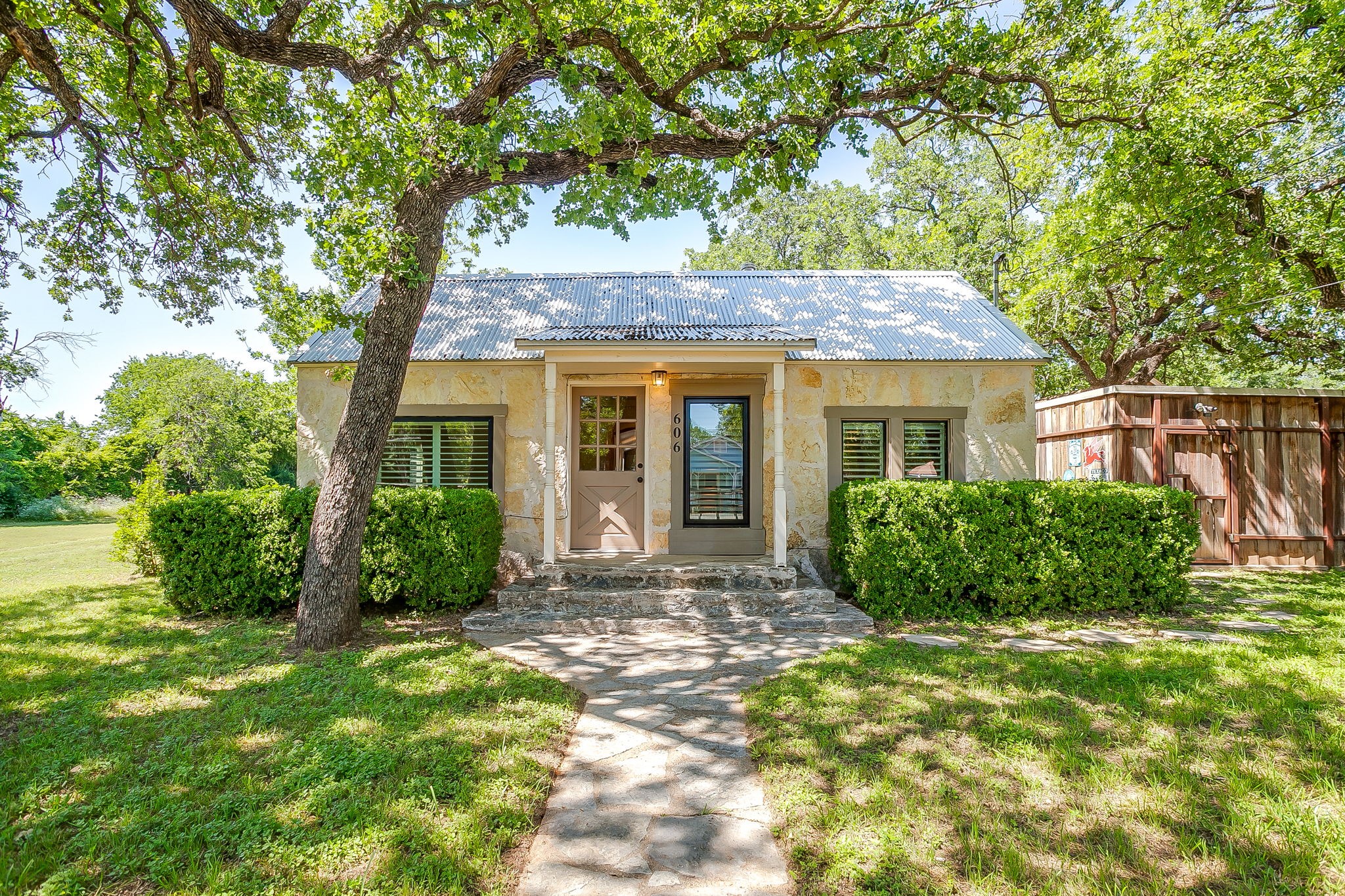 606 E Moore Street Granbury TX 76048