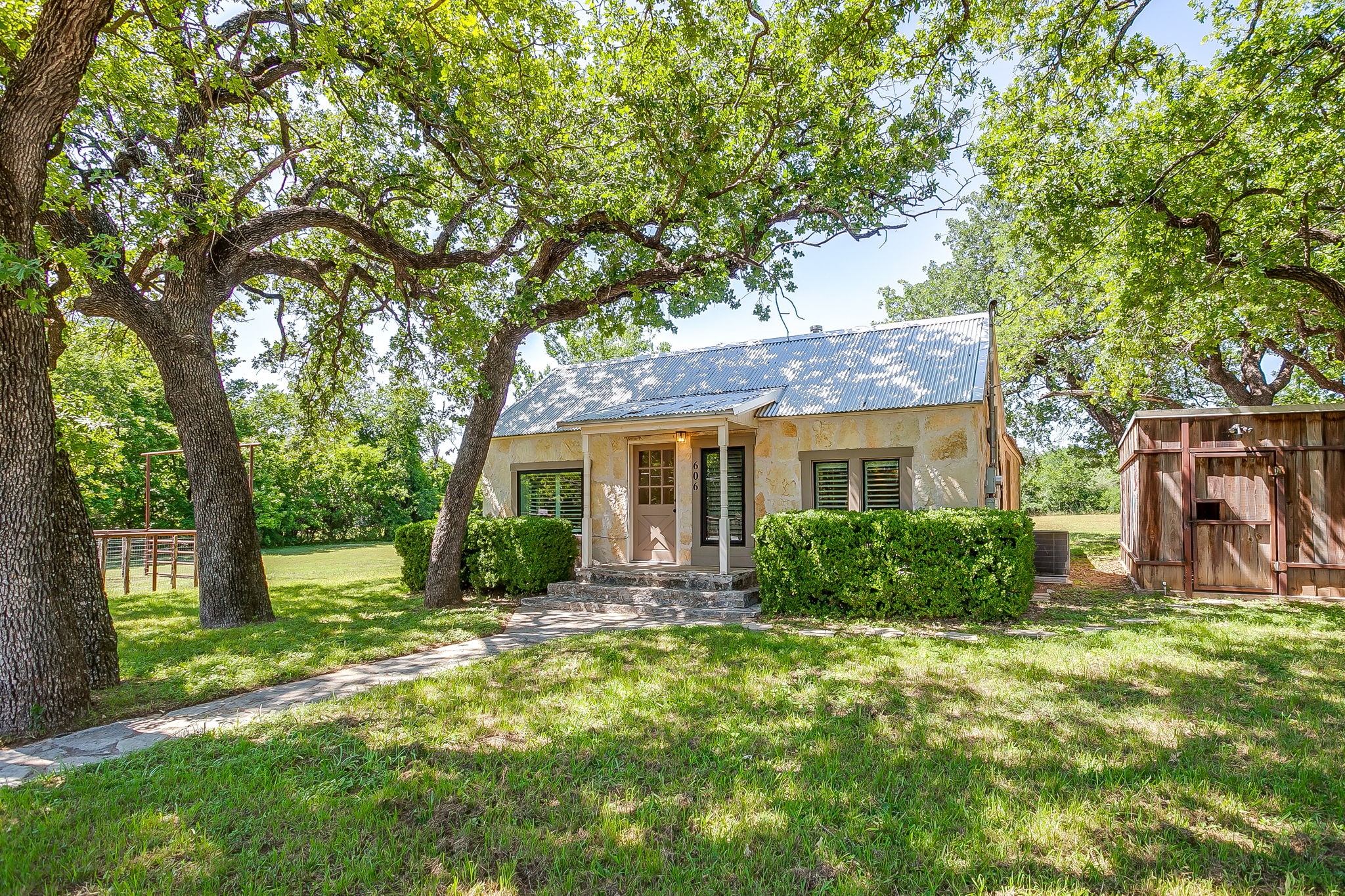 606 E Moore Street Granbury TX 76048