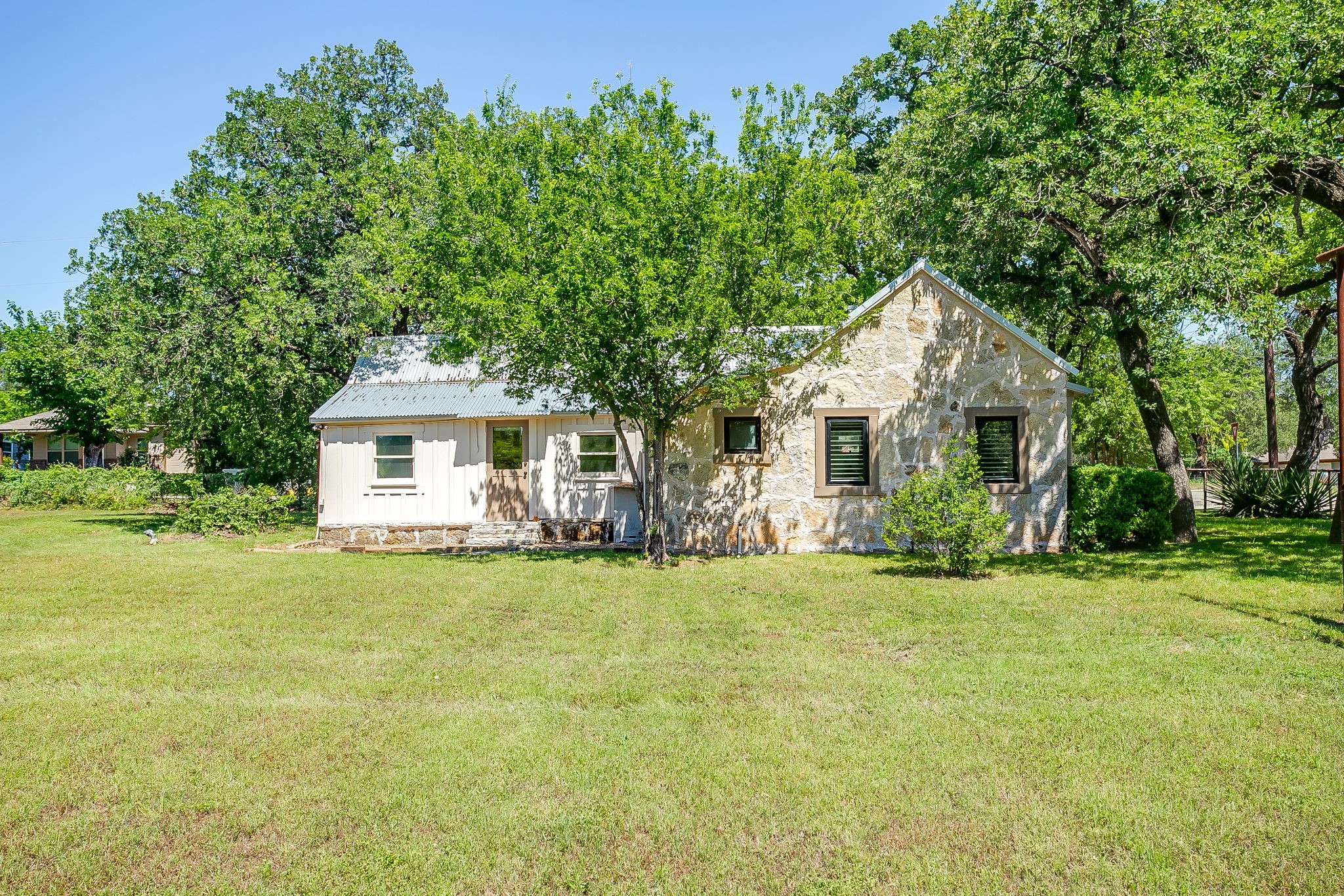 606 E Moore Street Granbury TX 76048