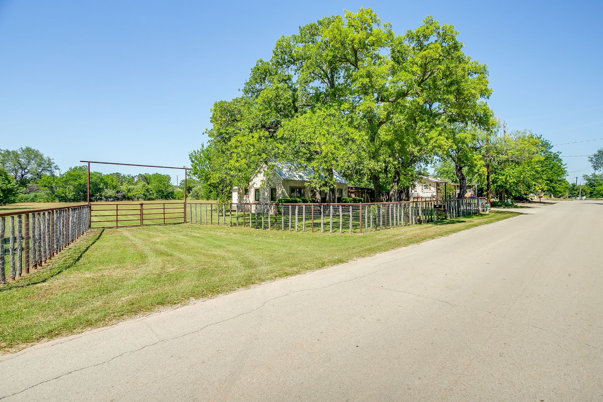 606 E Moore Street Granbury TX 76048