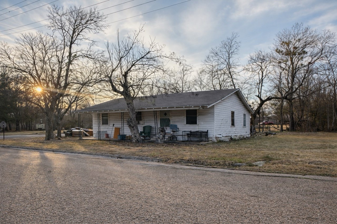 411 S Leon Street Groesbeck TX 76642
