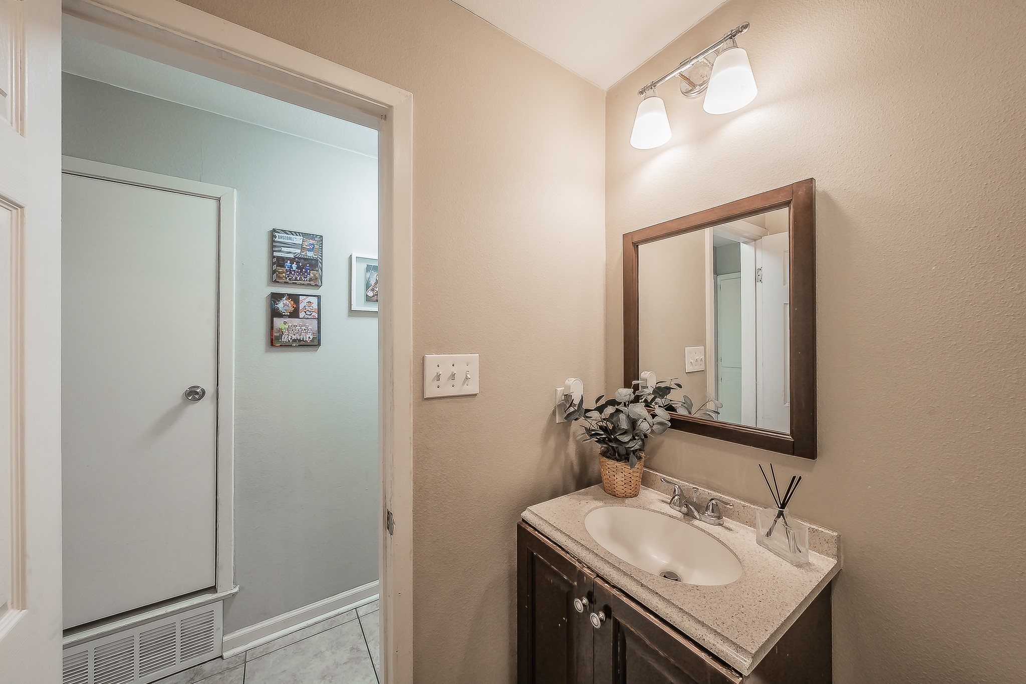 6037 Lindy Lane Watauga TX 76148