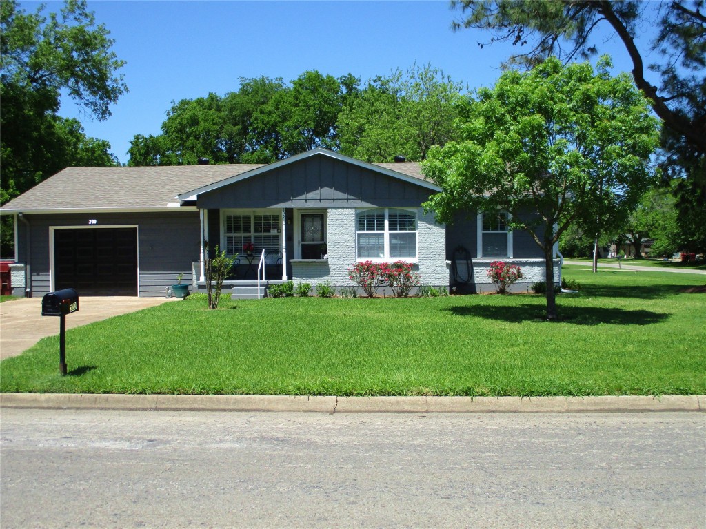 200 W Russell Avenue Bonham TX 75418