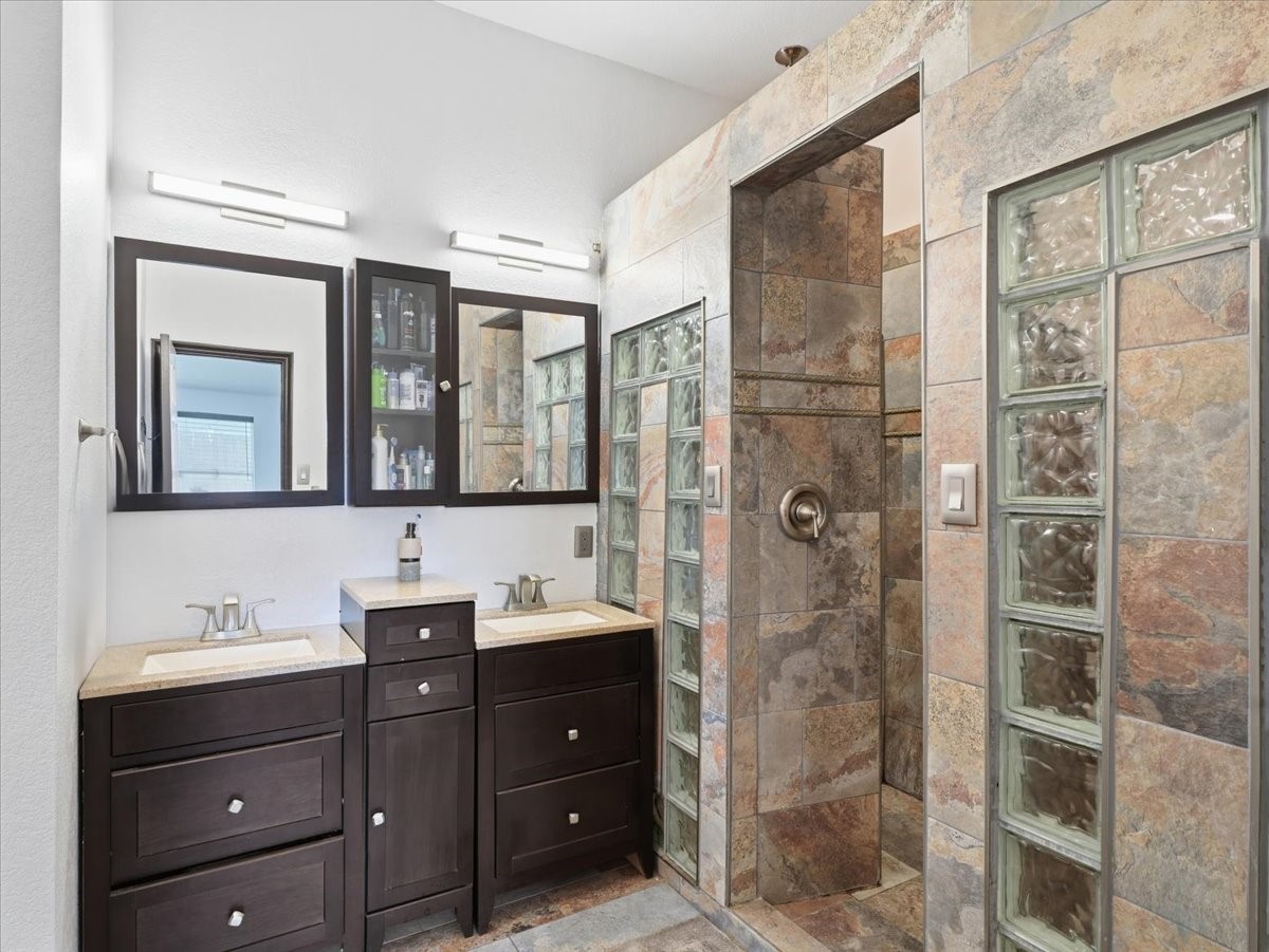1039 Wood Brook Drive Grand Prairie TX 75052