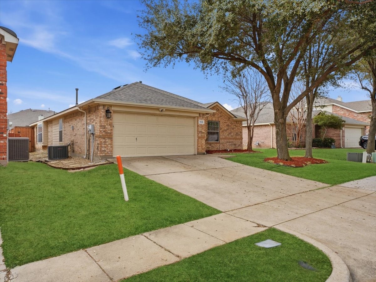 1039 Wood Brook Drive Grand Prairie TX 75052