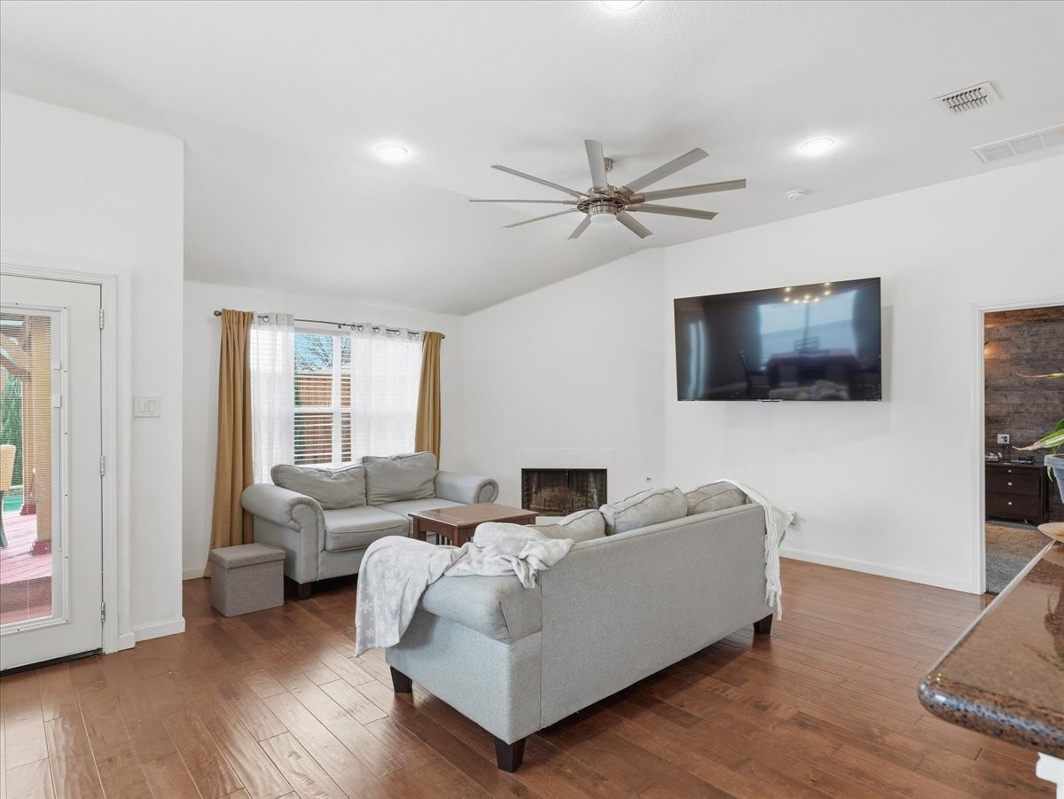 1039 Wood Brook Drive Grand Prairie TX 75052