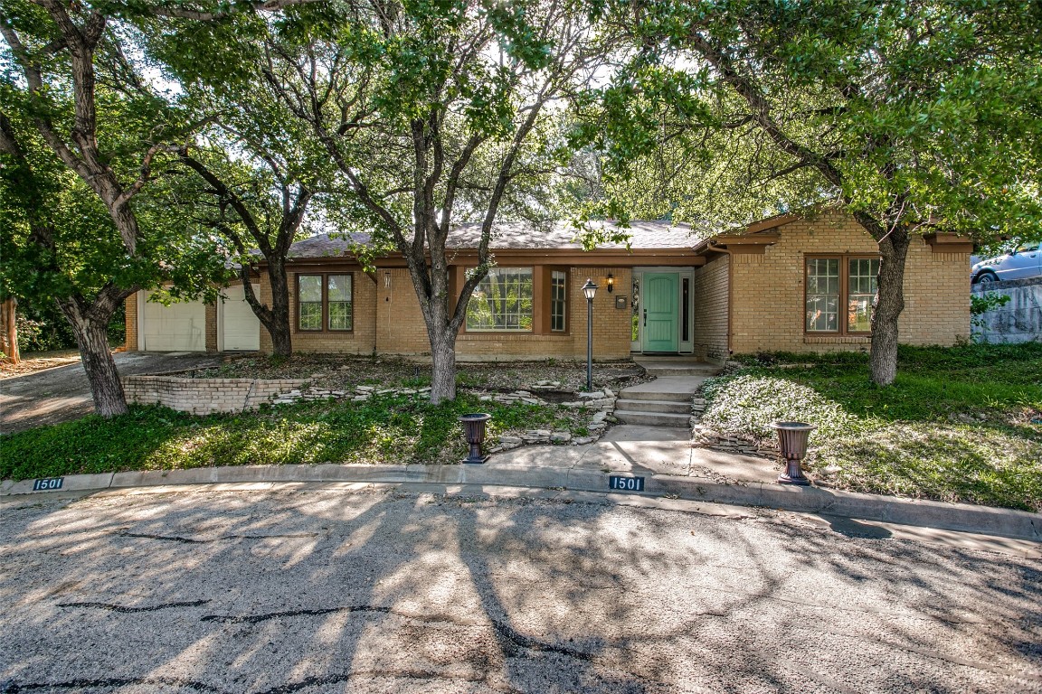 1501 Vinewood Court Fort Worth TX 76112
