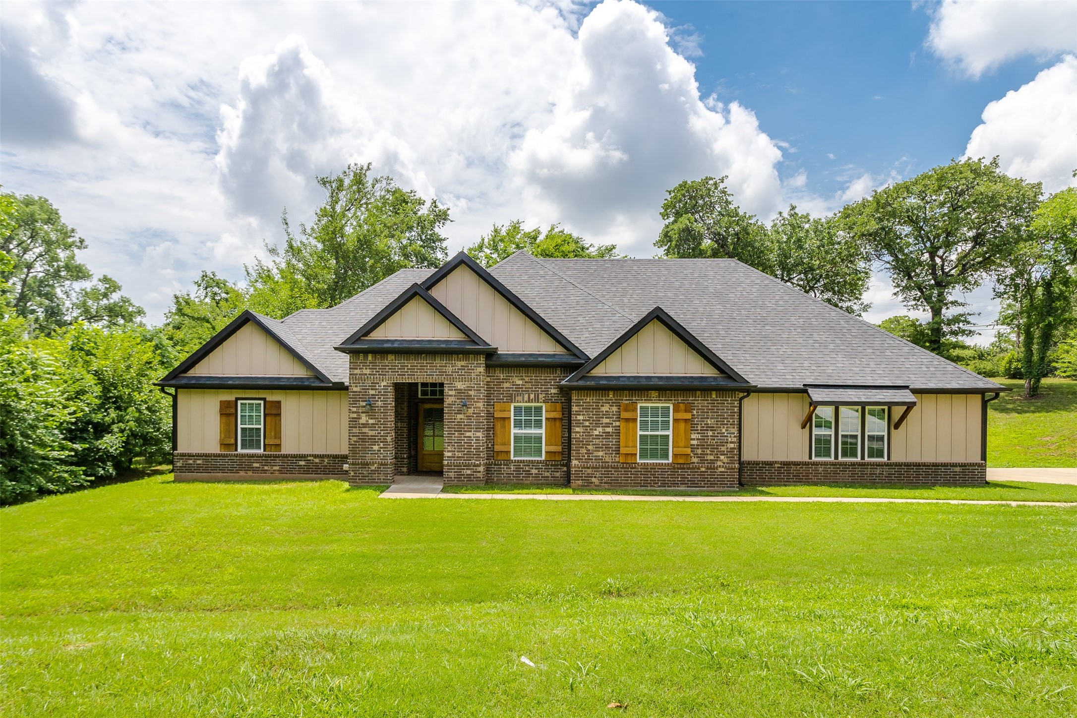 1028 W Day Street Denison TX 75020