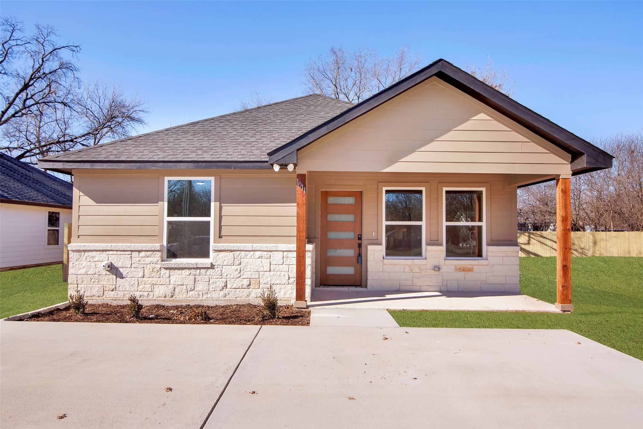 1011 S Grand Gainesville TX 76240