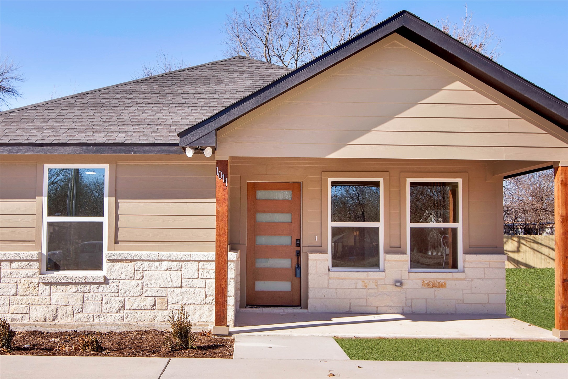 1011 S Grand Gainesville TX 76240