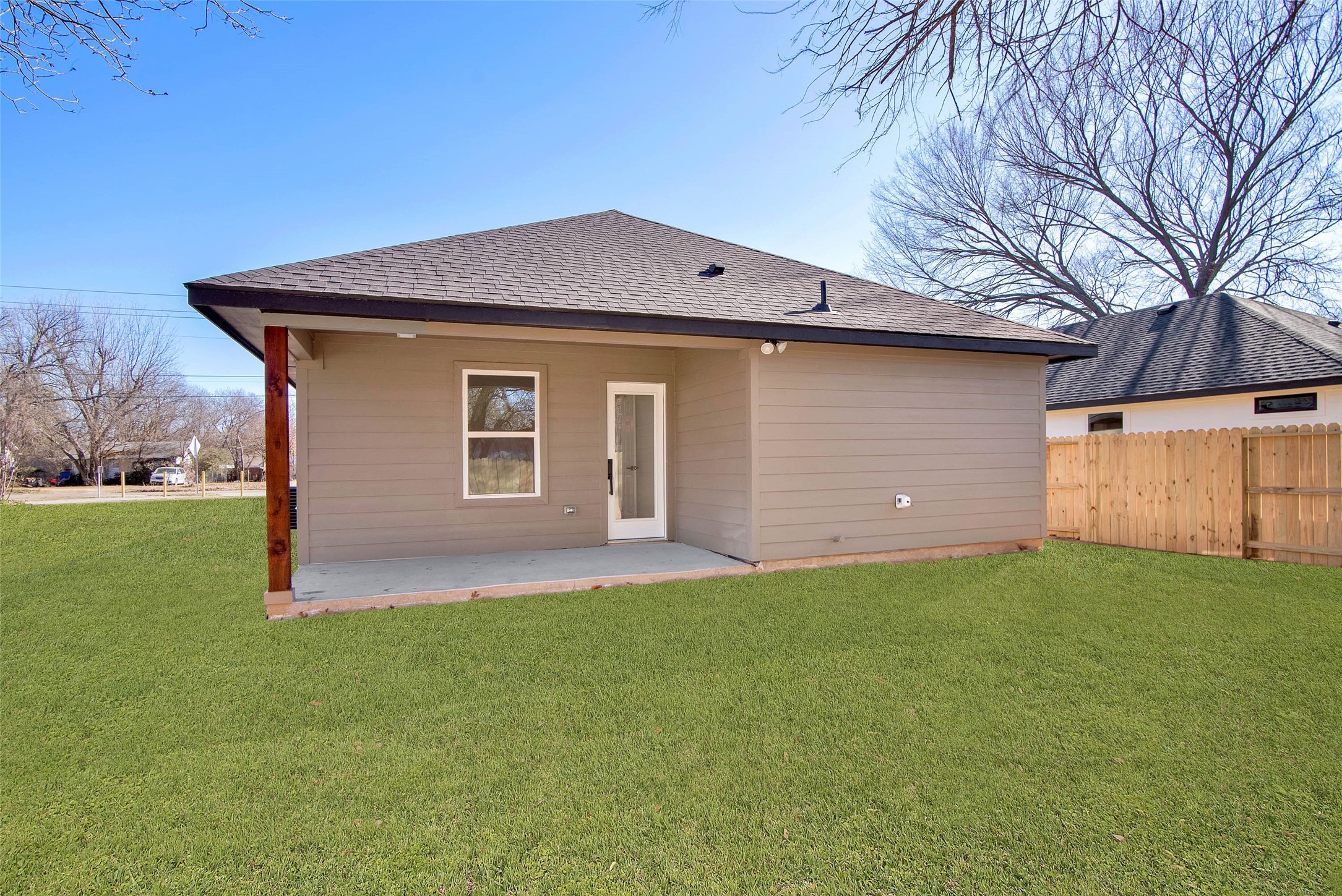 1011 S Grand Gainesville TX 76240