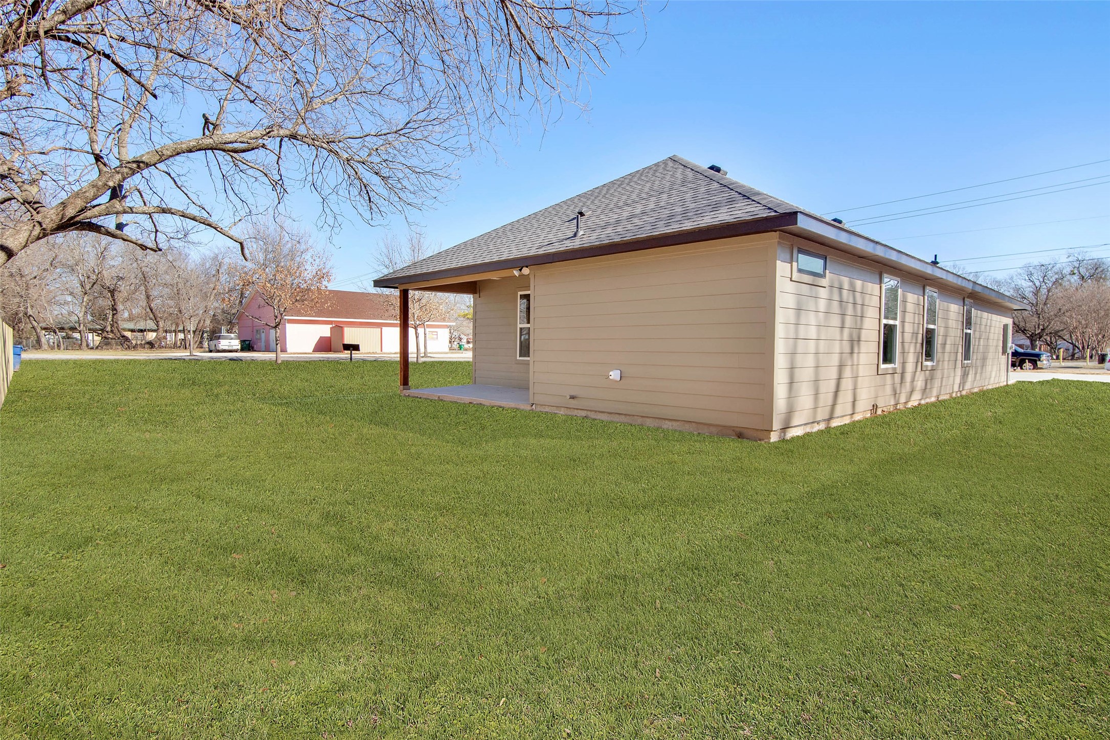 1011 S Grand Gainesville TX 76240