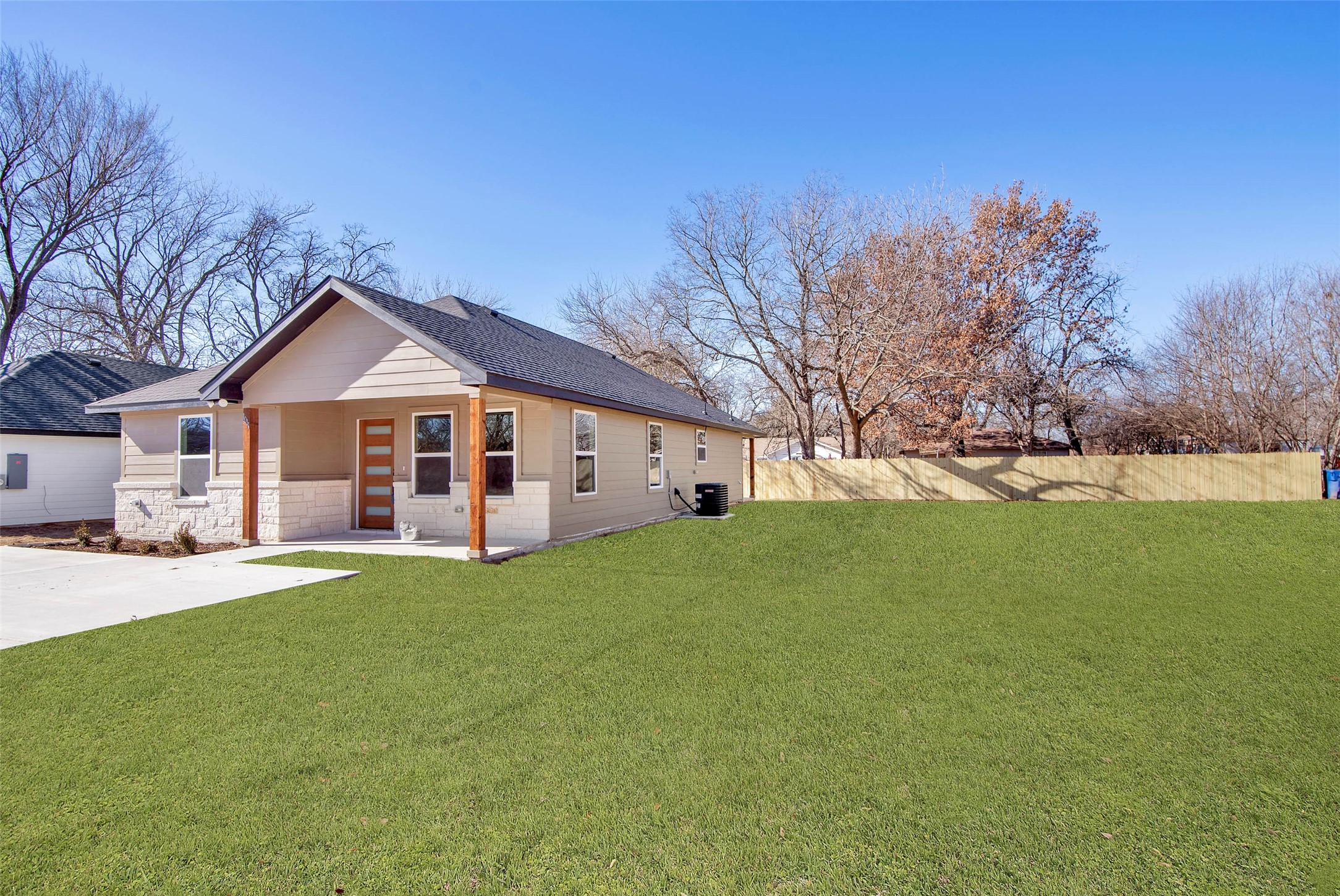 1011 S Grand Gainesville TX 76240