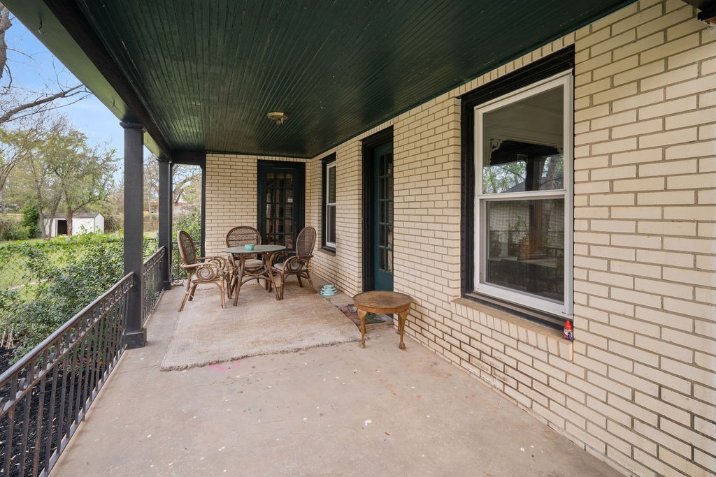 327 N Ponsard Street Troup TX 75789