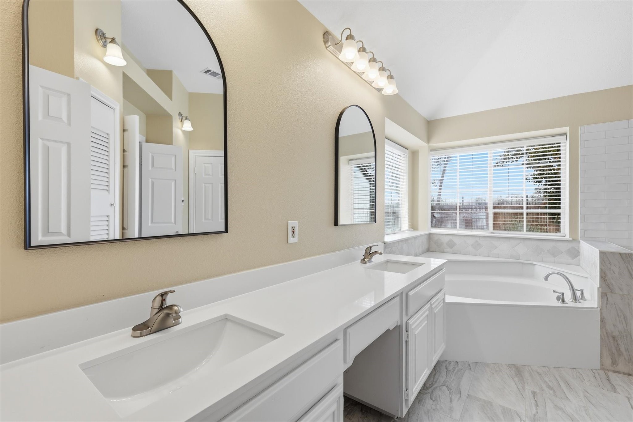6204 Kingswood Drive Arlington TX 76001