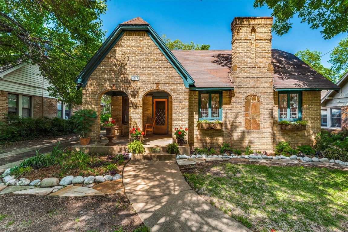 1323 S Montreal Avenue Dallas TX 75208
