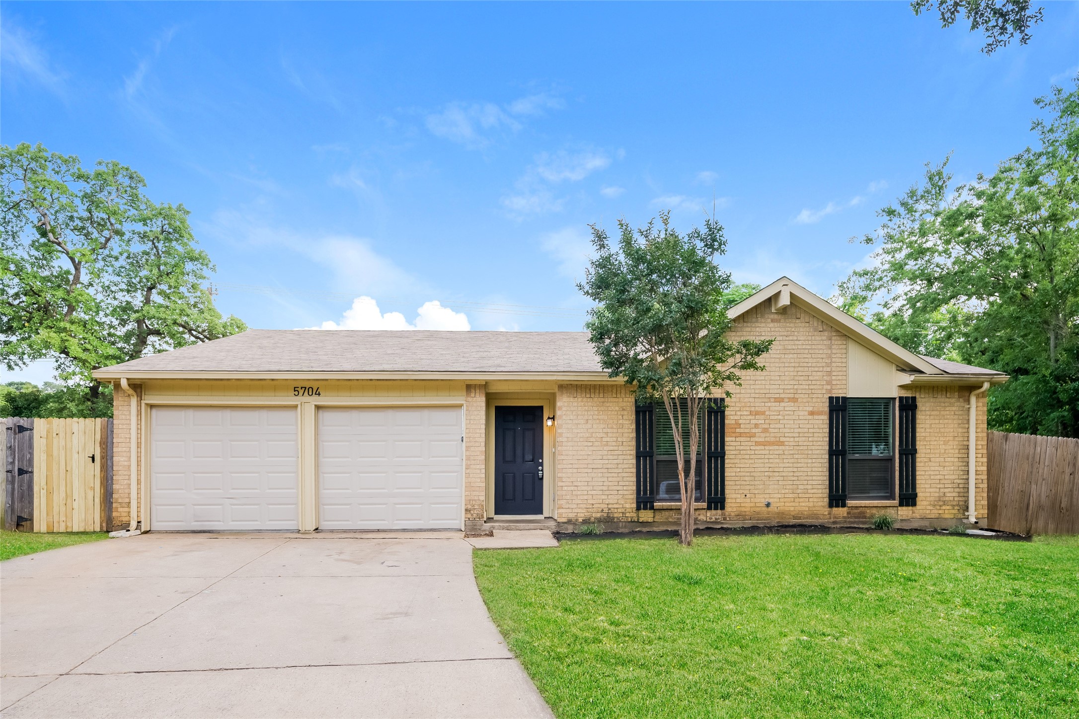 5704 Lordsburg Trail Arlington TX 76017