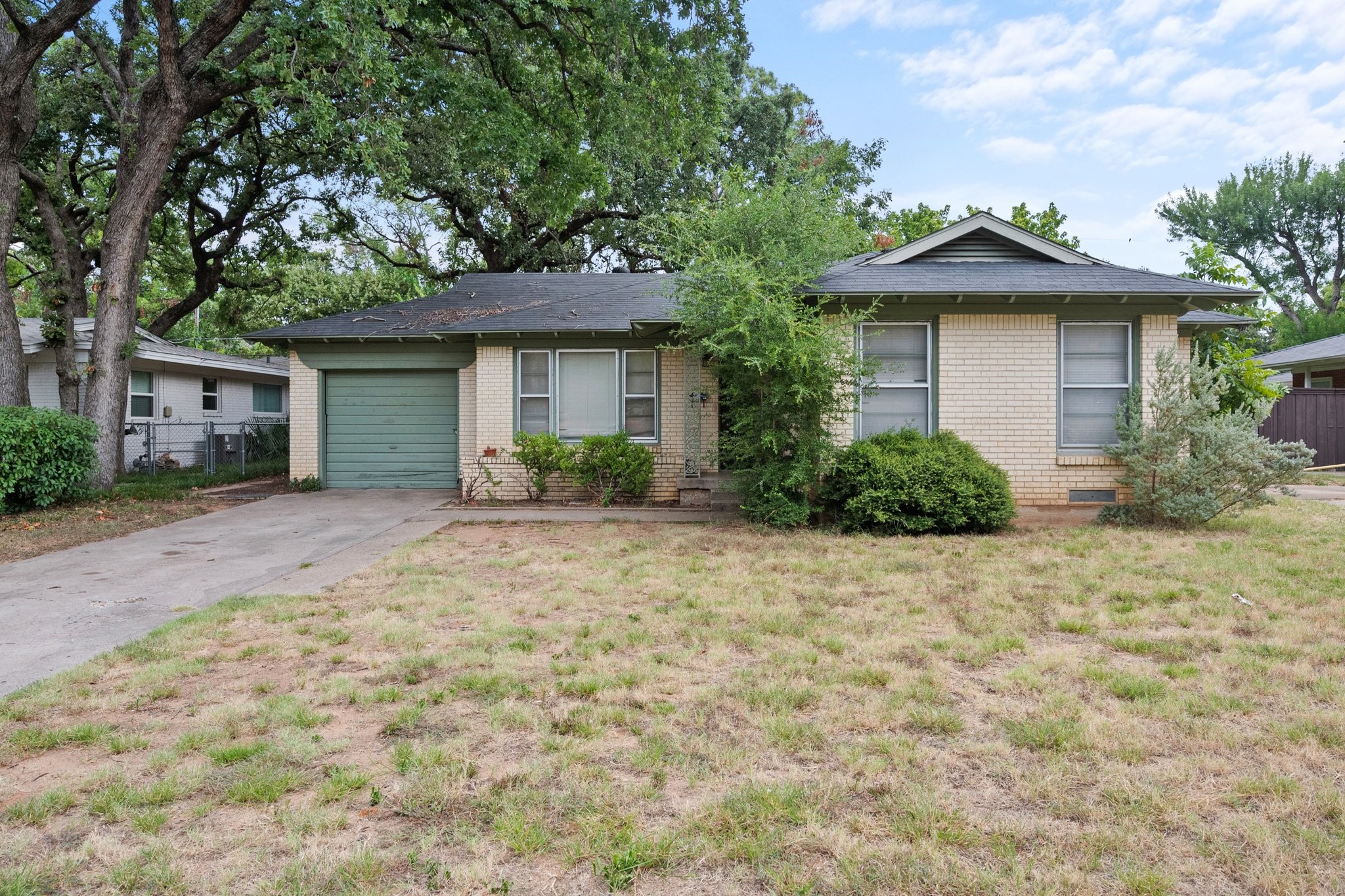 1207 W Lilly Lane Arlington TX 76013