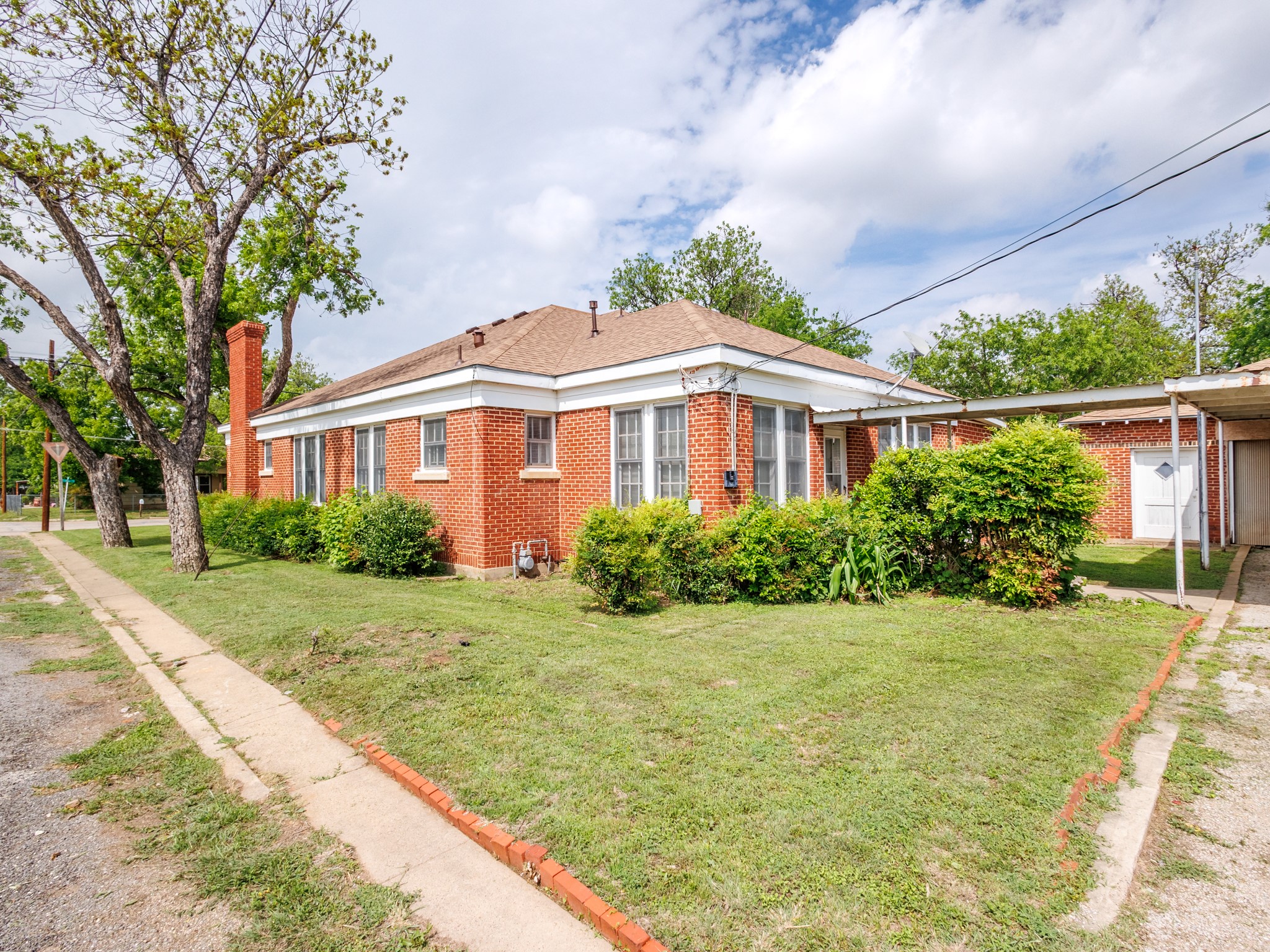 615 W Liveoak Street Coleman TX 76834