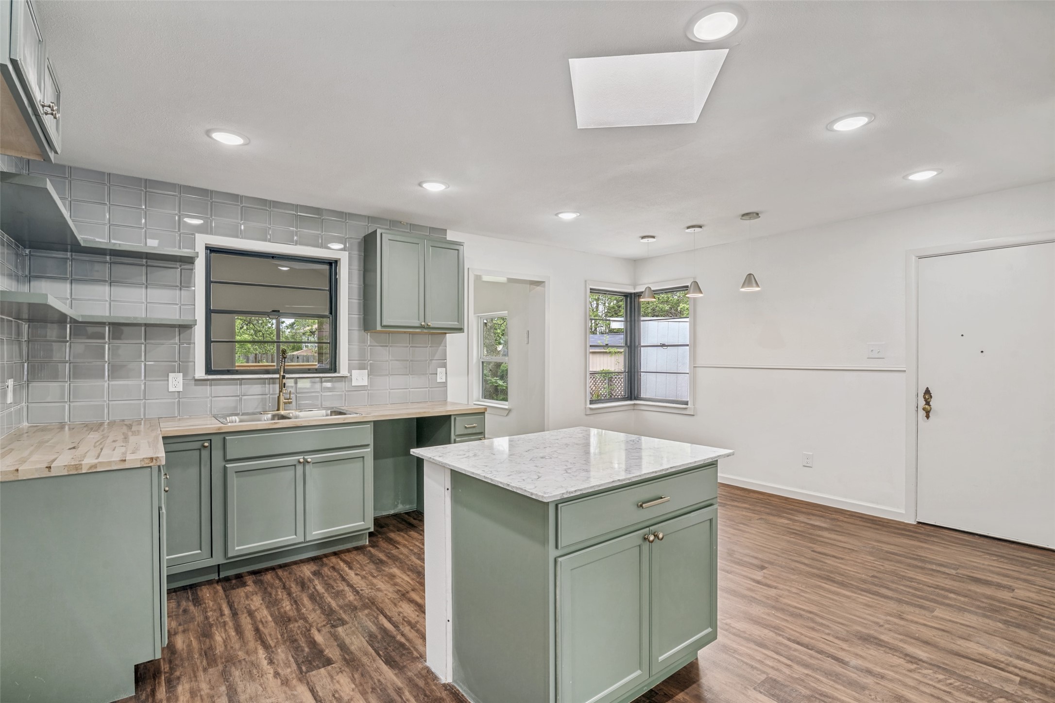 1018 W Avenue F Garland TX 75040