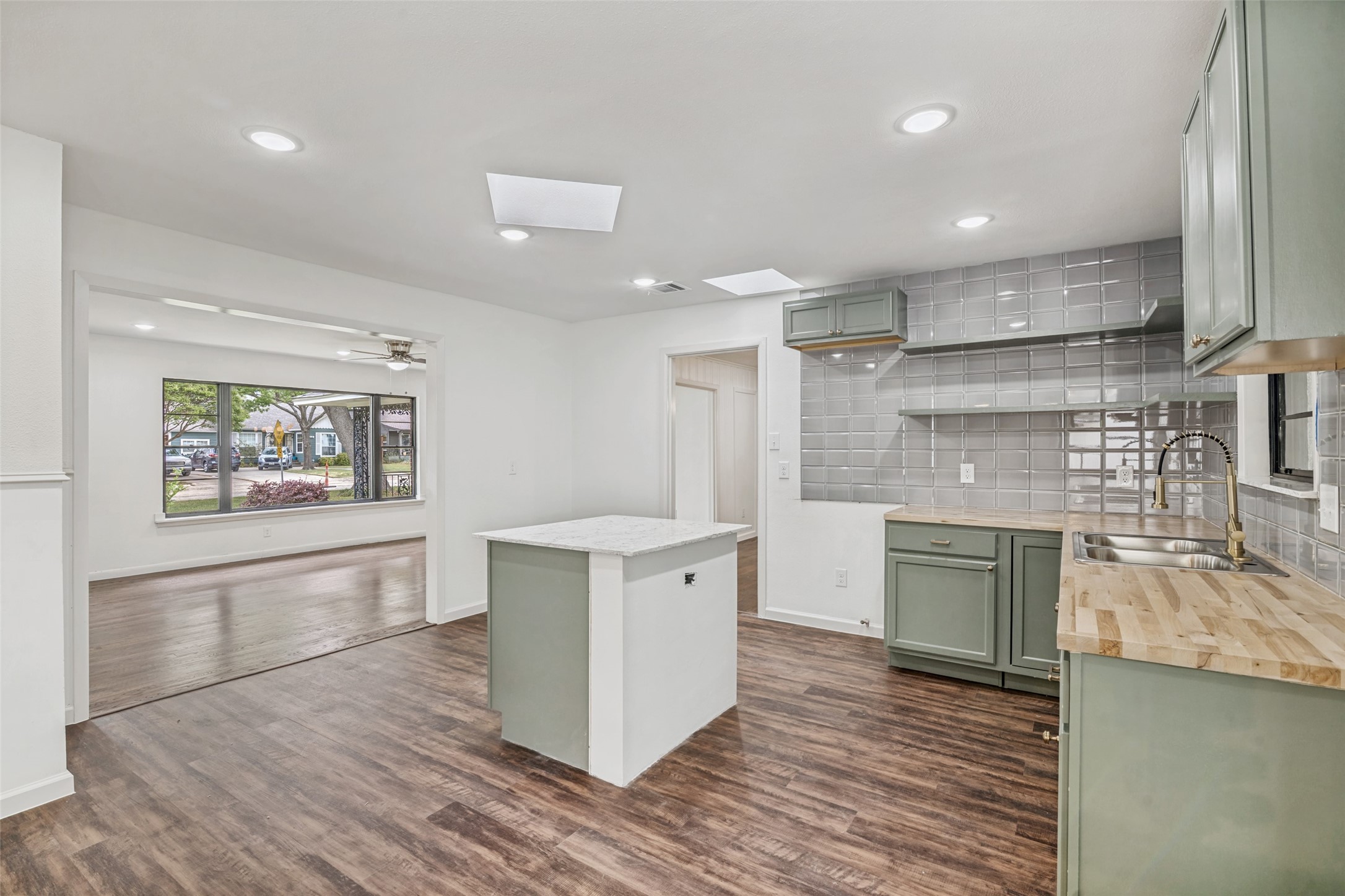 1018 W Avenue F Garland TX 75040