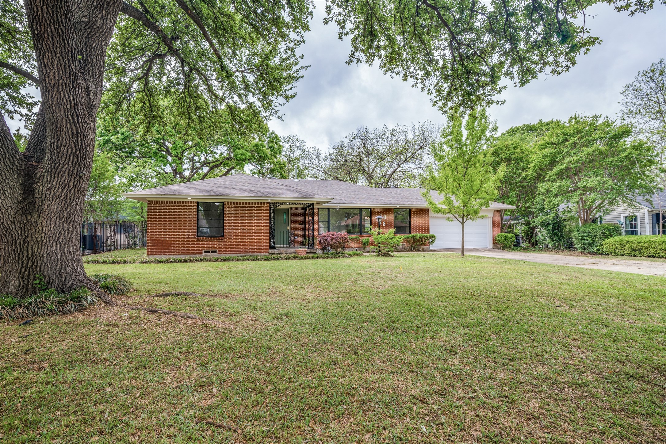 1018 W Avenue F Garland TX 75040