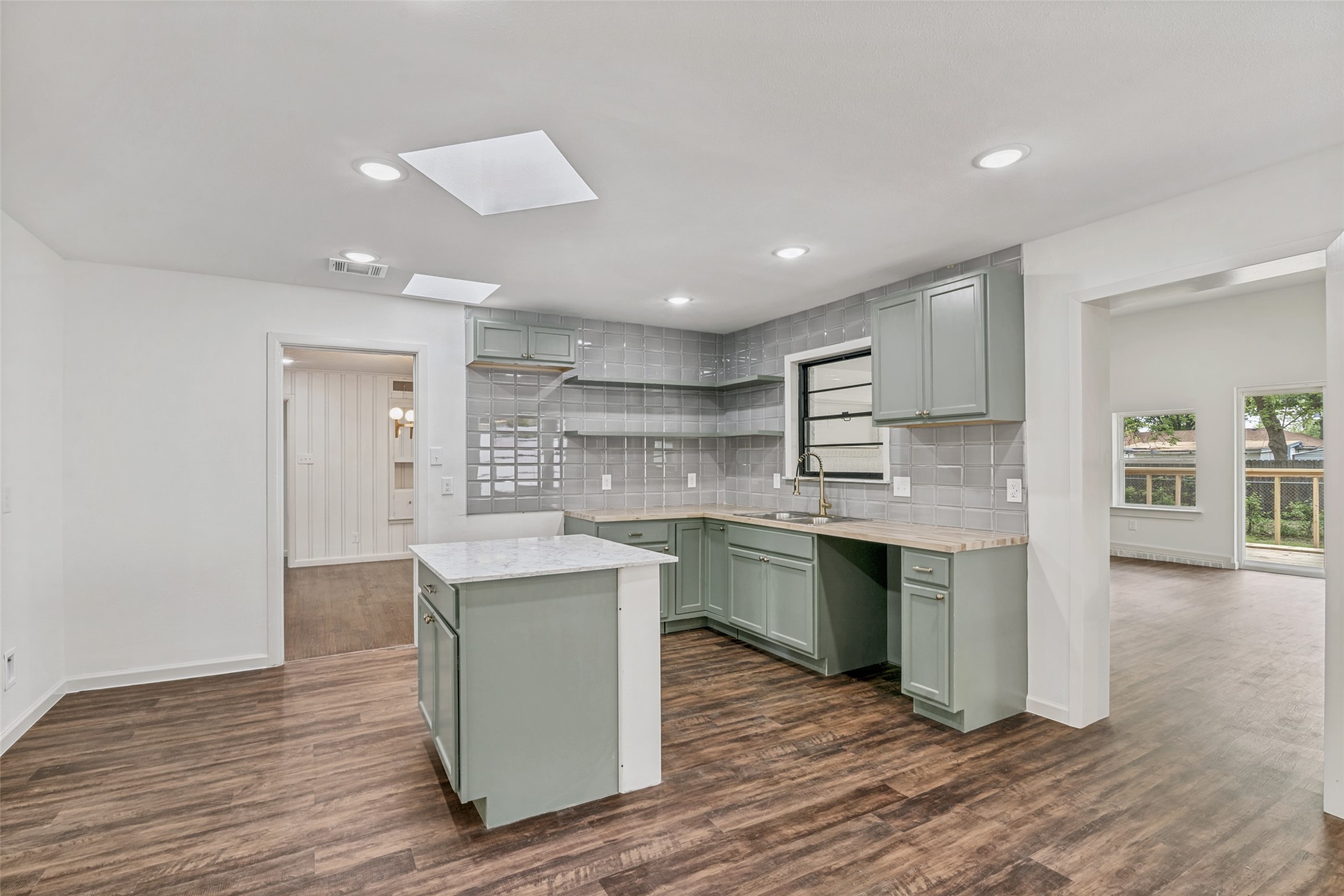 1018 W Avenue F Garland TX 75040