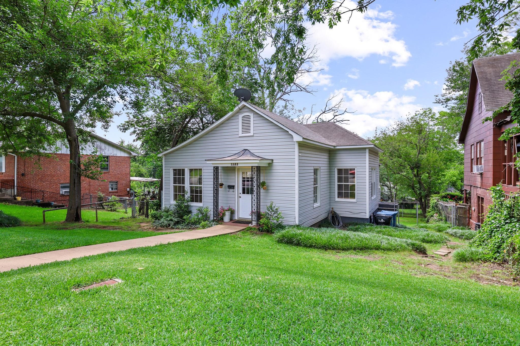 1322 W Chestnut Street Denison TX 75020
