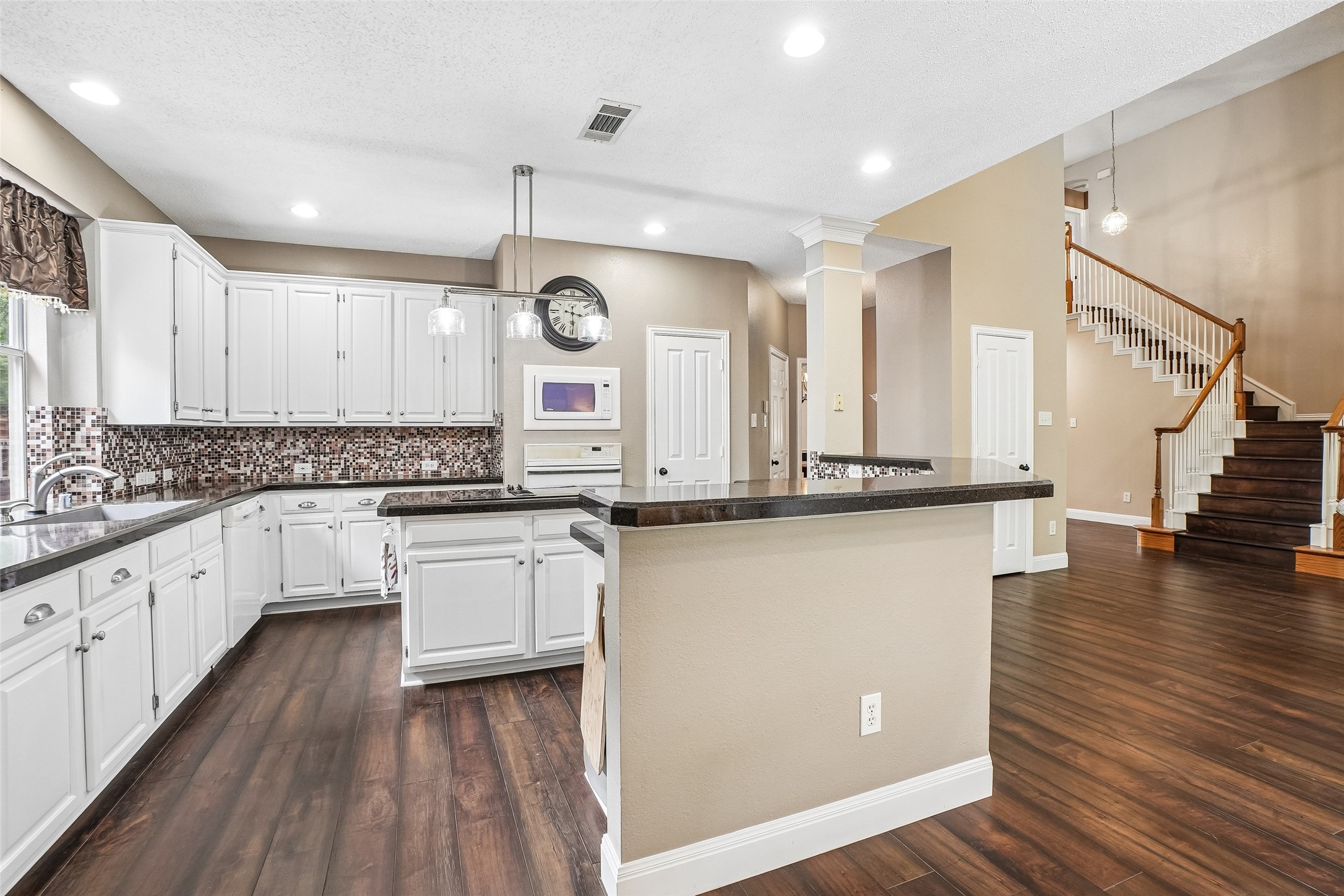 2809 Stonehurst Drive Grapevine TX 76051