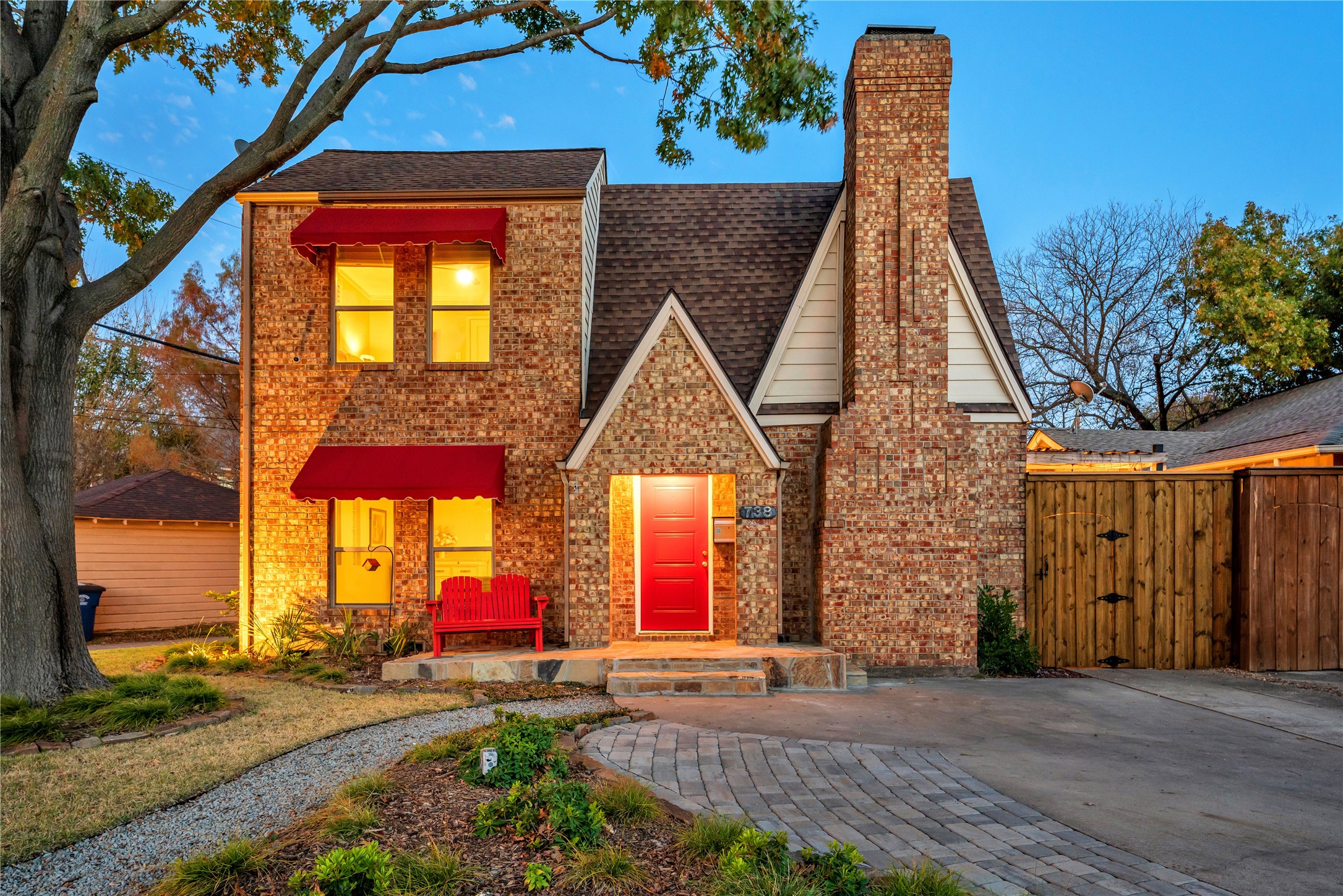 738 N Edgefield Avenue Dallas TX 75208