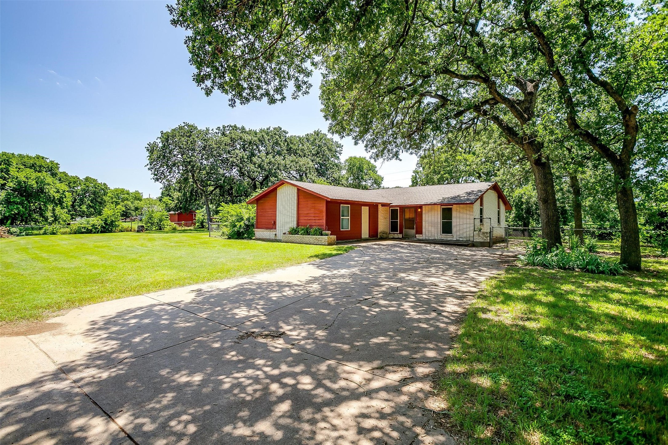 302 S Fox Lane Burleson TX 76028