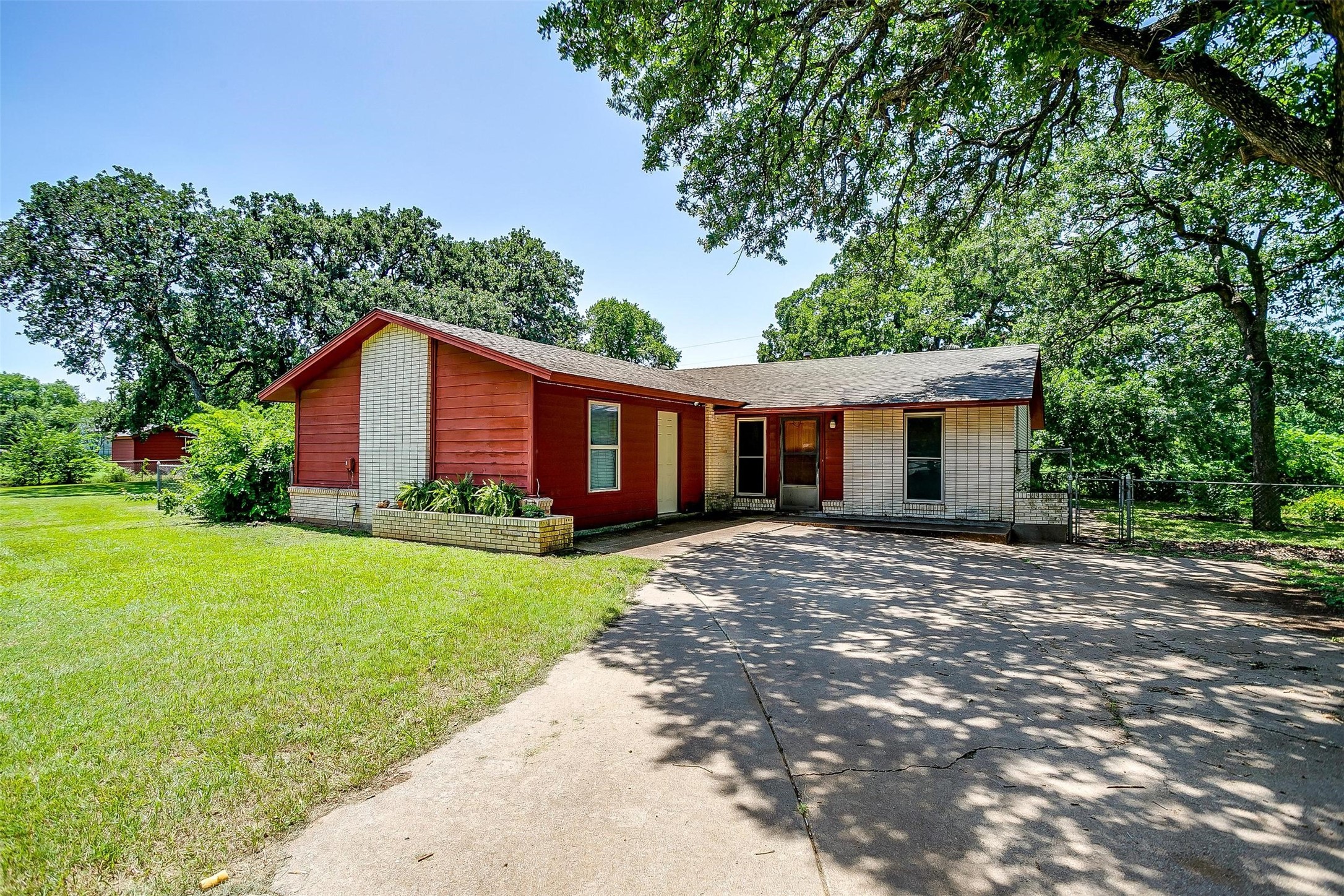 302 S Fox Lane Burleson TX 76028