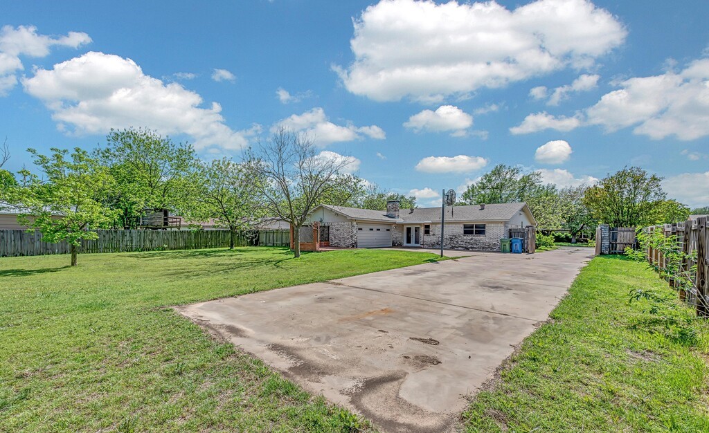 216 Texas Avenue Hewitt TX 76643