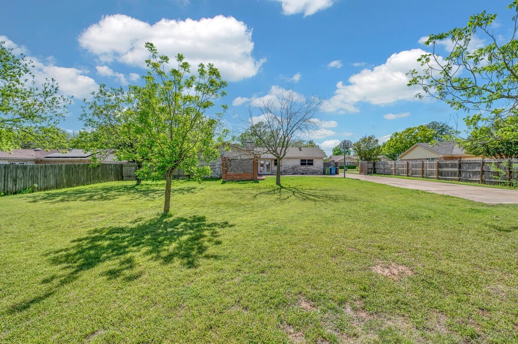 216 Texas Avenue Hewitt TX 76643