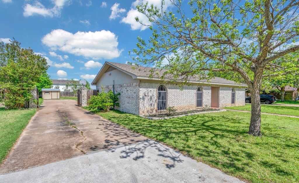 216 Texas Avenue Hewitt TX 76643