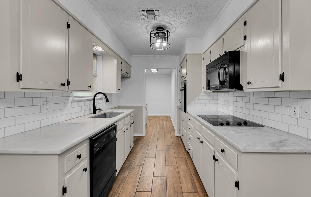 216 Texas Avenue Hewitt TX 76643