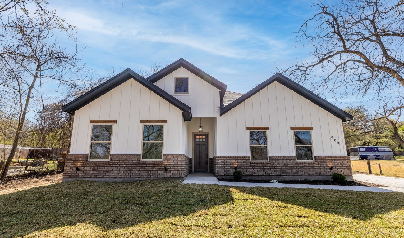 609 W Columbia Drive Azle TX 76020