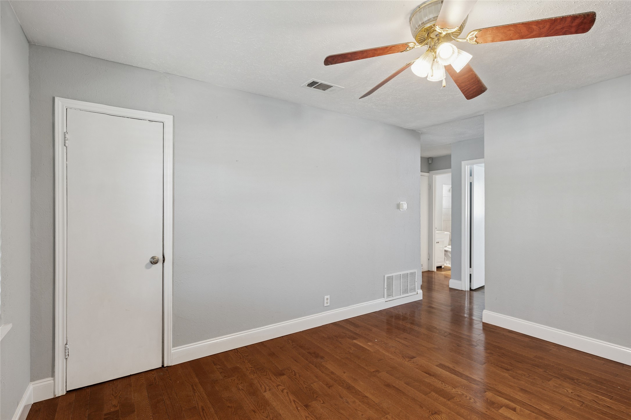 1304 E Lovers Lane Arlington TX 76010