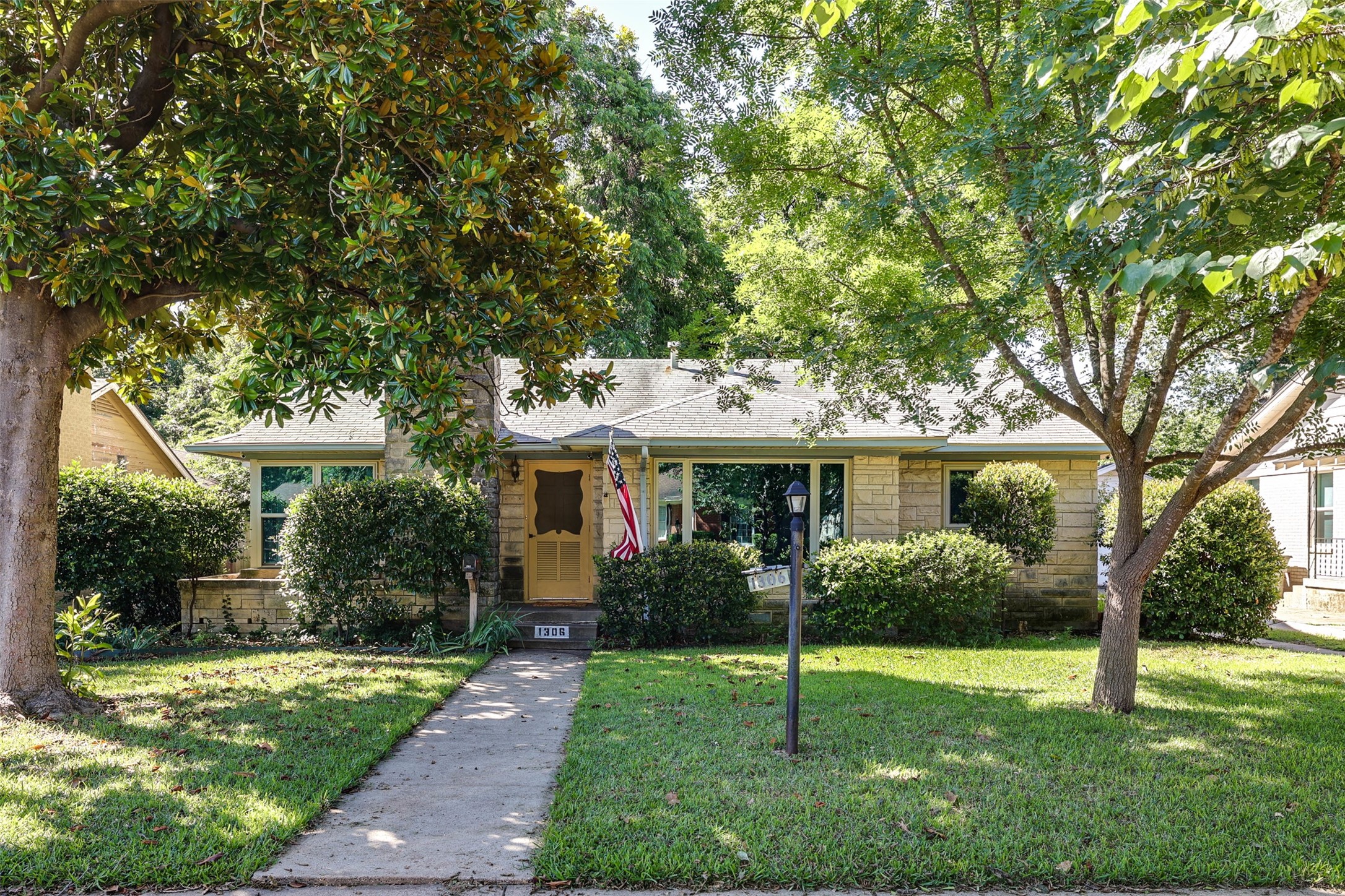 1306 Barlow Avenue Dallas TX 75224