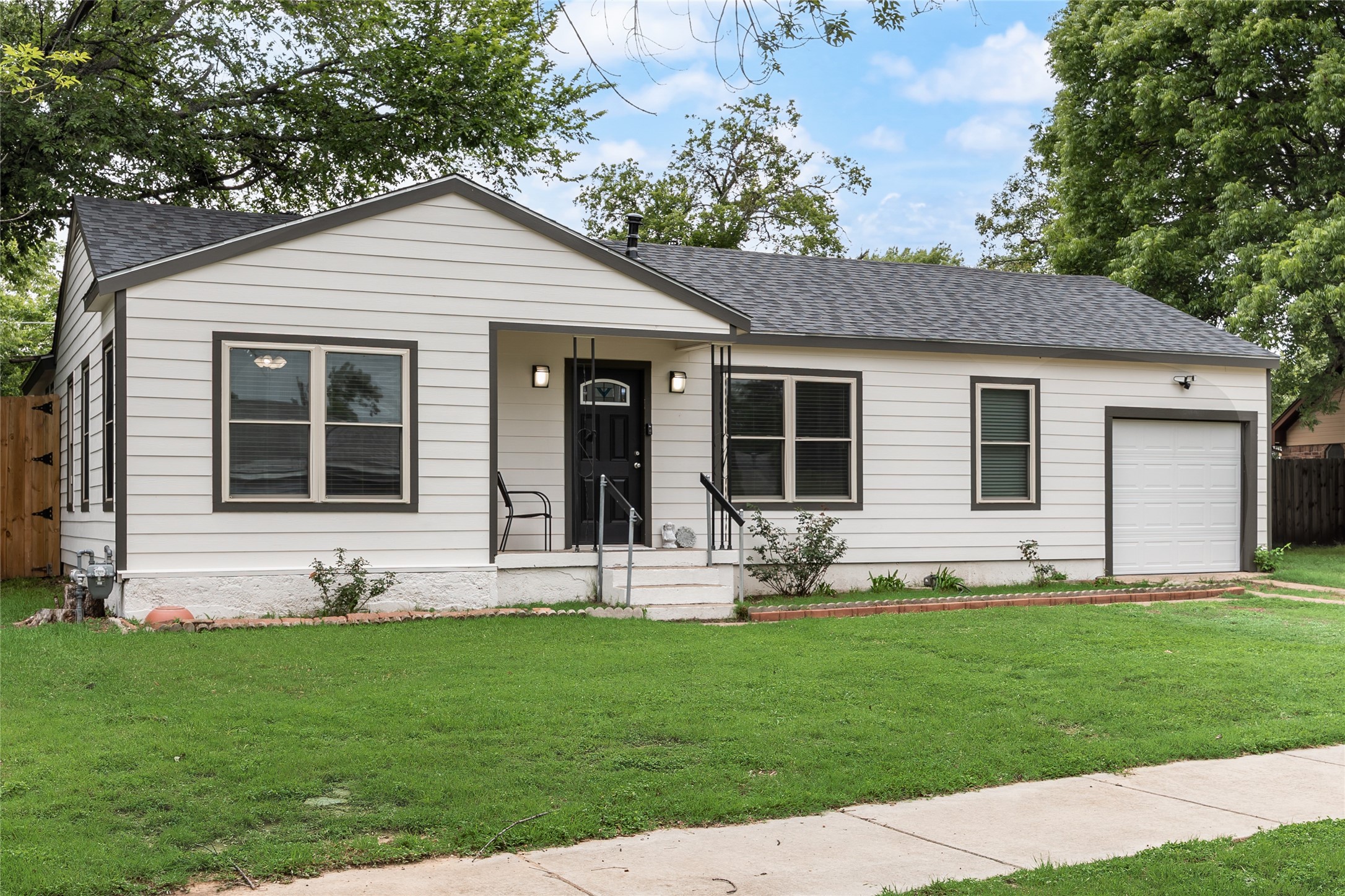 1005 Iowa Street Irving TX 75060