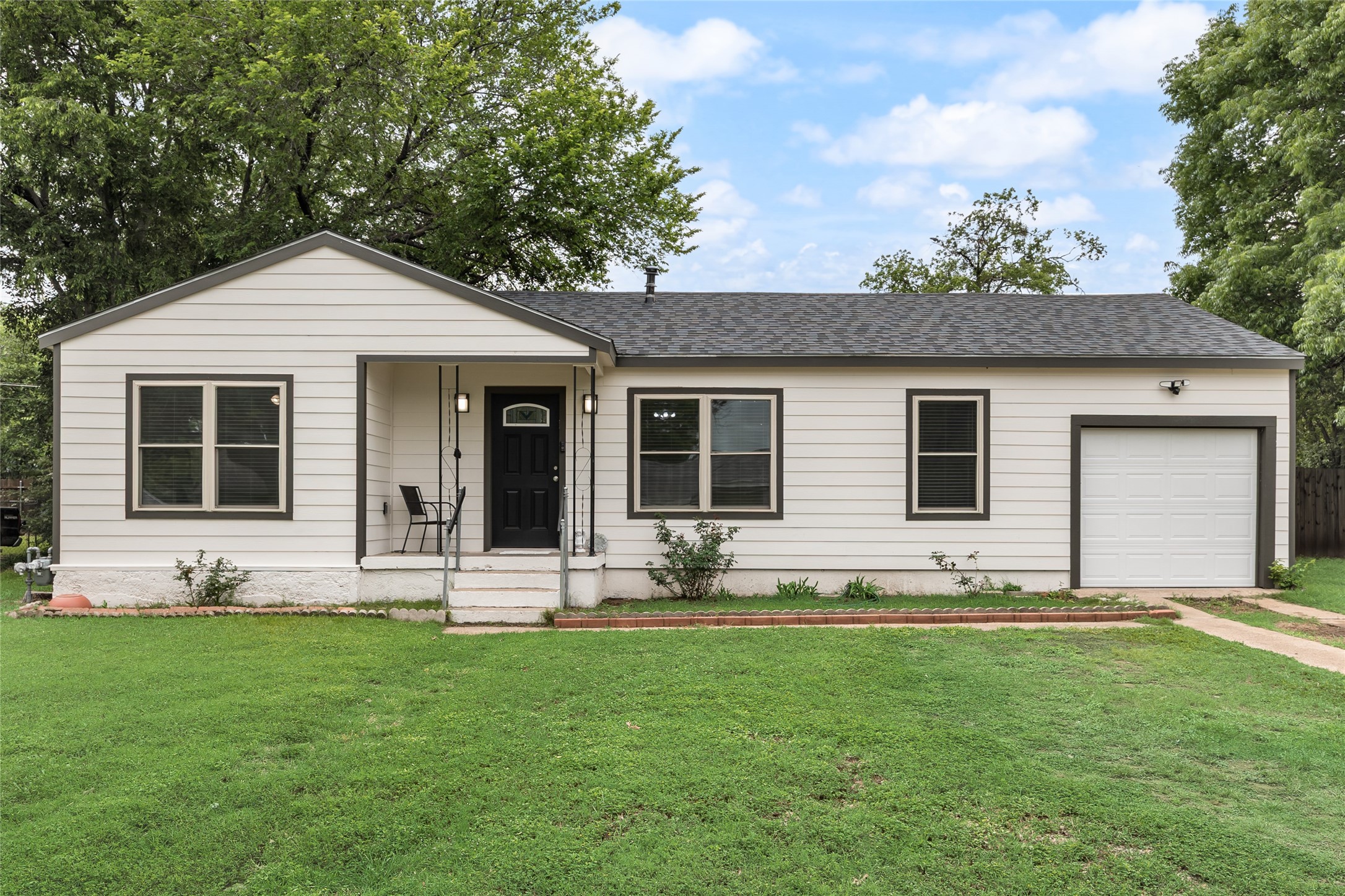 1005 Iowa Street Irving TX 75060