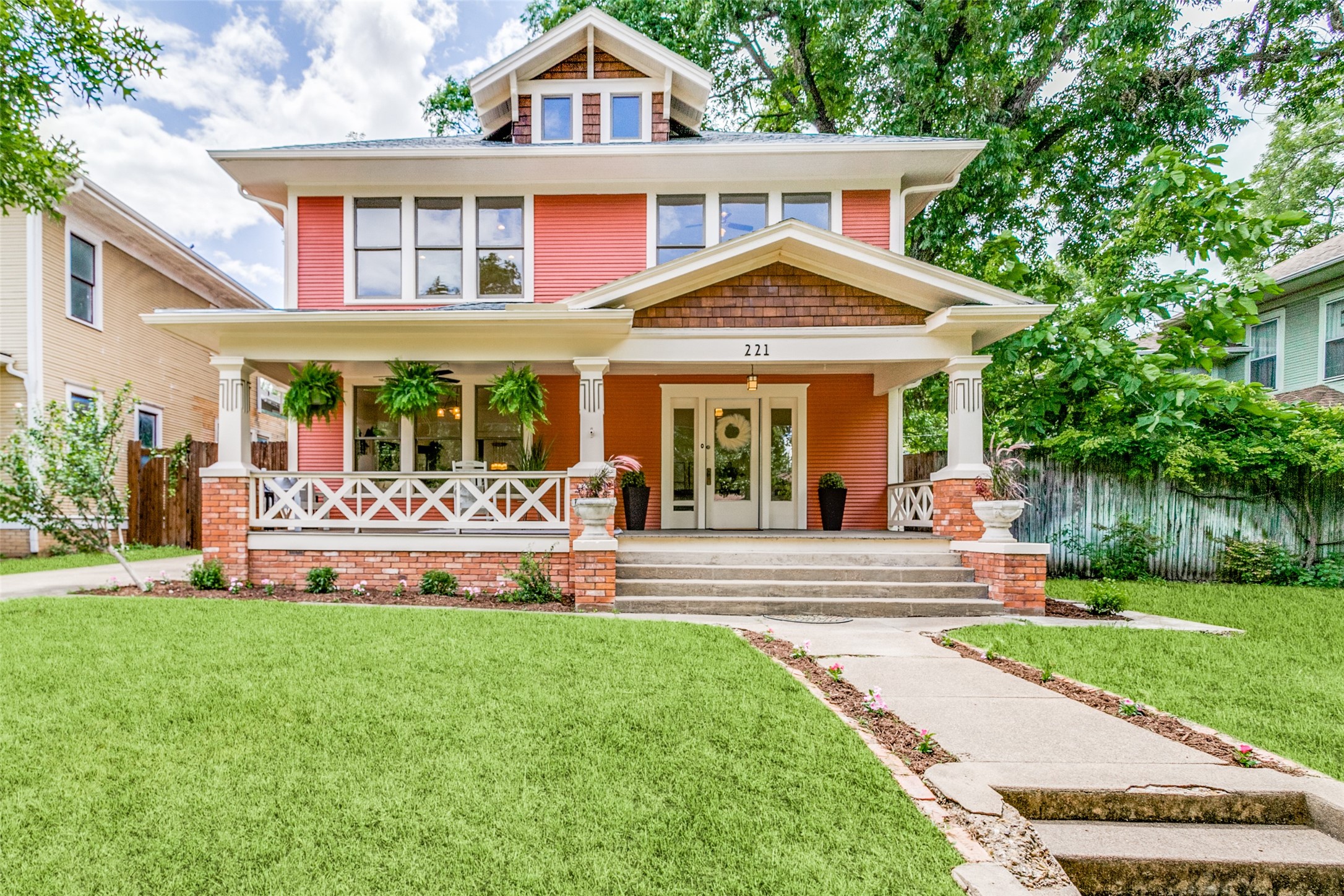 221 S Edgefield Avenue Dallas TX 75208