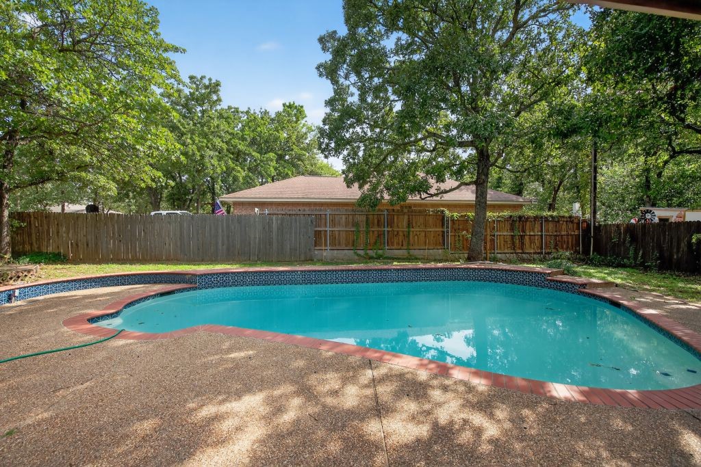 420 Meadowcrest Drive Azle TX 76020