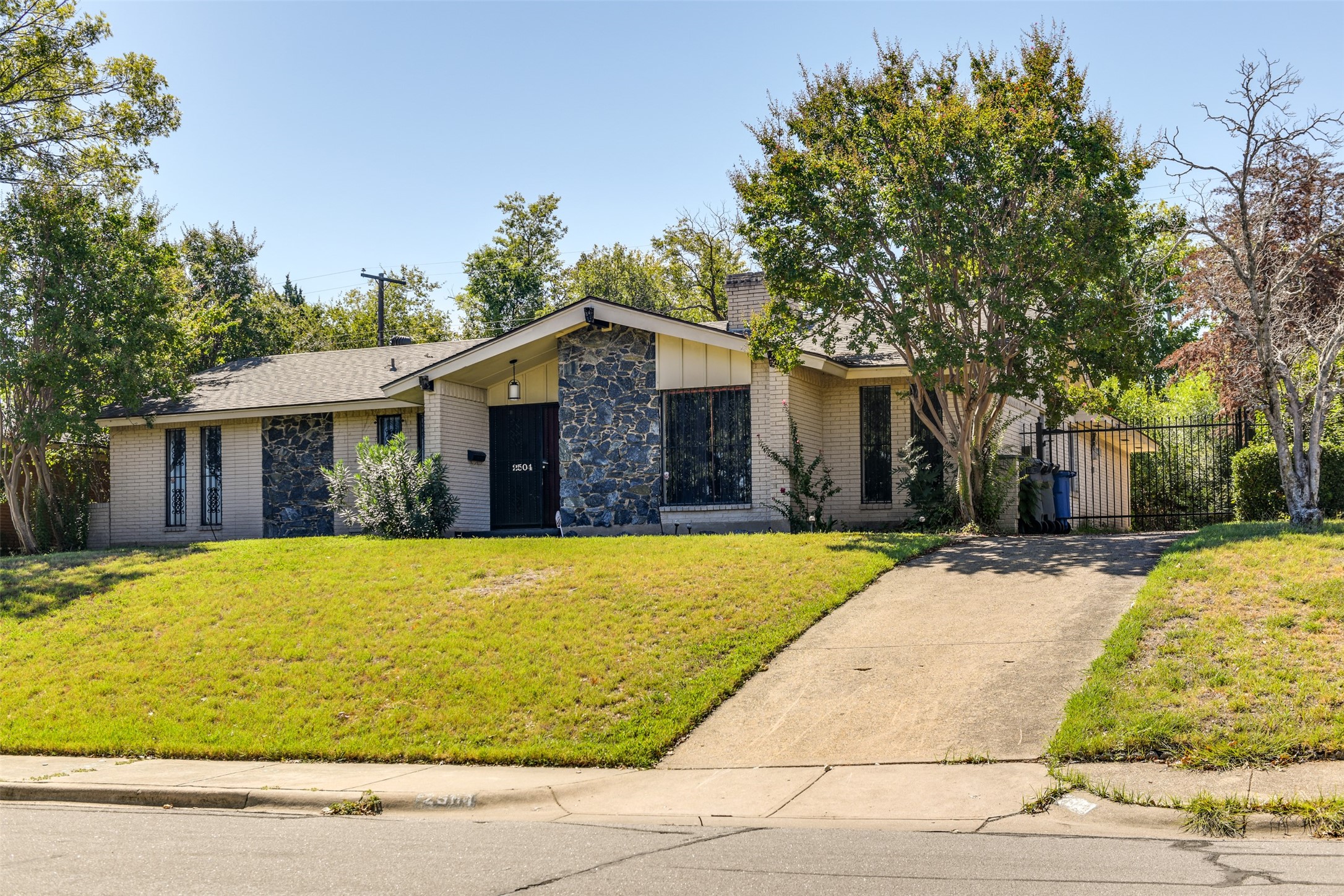 2504 Magna Vista Drive Dallas TX 75216